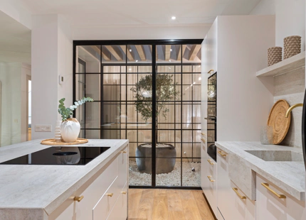 CASA ADOSADA LUMINOSA Y RENOVADA A LA VENTA EN LA QUINTA, BENAHAVÍS