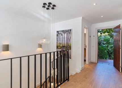 CASA ADOSADA LUMINOSA Y RENOVADA A LA VENTA EN LA QUINTA, BENAHAVÍS