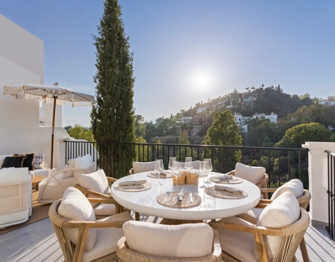 BRIGHT RENOVATED TOWNHOUSE FOR SALE IN LA QUINTA, BENAHAVIS 