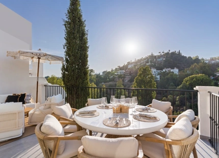 CASA ADOSADA LUMINOSA Y RENOVADA A LA VENTA EN LA QUINTA, BENAHAVÍS