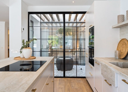 CASA ADOSADA LUMINOSA Y RENOVADA A LA VENTA EN LA QUINTA, BENAHAVÍS