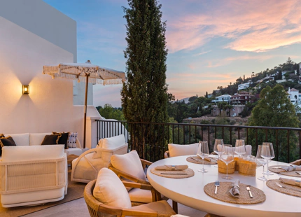 CASA ADOSADA LUMINOSA Y RENOVADA A LA VENTA EN LA QUINTA, BENAHAVÍS