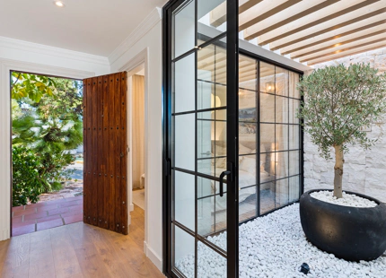 CASA ADOSADA LUMINOSA Y RENOVADA A LA VENTA EN LA QUINTA, BENAHAVÍS