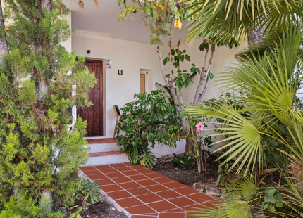 CASA ADOSADA LUMINOSA Y RENOVADA A LA VENTA EN LA QUINTA, BENAHAVÍS