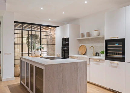 CASA ADOSADA LUMINOSA Y RENOVADA A LA VENTA EN LA QUINTA, BENAHAVÍS