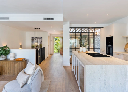 CASA ADOSADA LUMINOSA Y RENOVADA A LA VENTA EN LA QUINTA, BENAHAVÍS