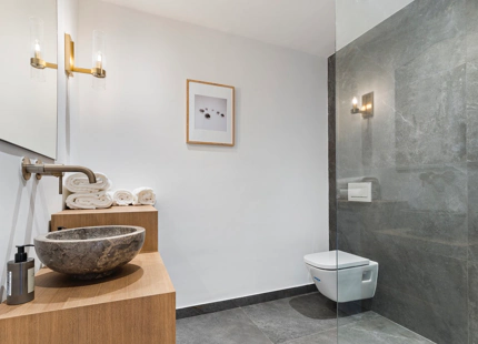 CASA ADOSADA LUMINOSA Y RENOVADA A LA VENTA EN LA QUINTA, BENAHAVÍS