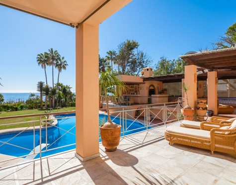Villa en venta en New Golden Mile, Estepona East