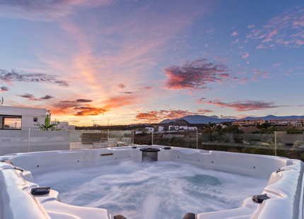 VILLA MODERNA DE GOLF EN PRIMERA LÍNEA EN VENTA EN ESTEPONA ESTE