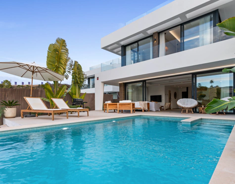 MODERN FRONTLINE GOLF VILLA FOR SALE IN ESTEPONA EAST