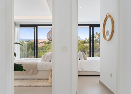 VILLA MODERNA DE GOLF EN PRIMERA LÍNEA EN VENTA EN ESTEPONA ESTE