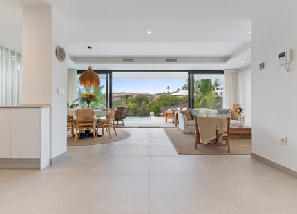 VILLA MODERNA DE GOLF EN PRIMERA LÍNEA EN VENTA EN ESTEPONA ESTE