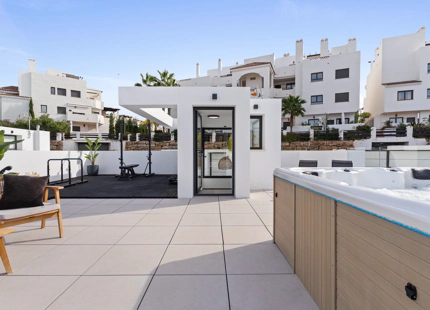 VILLA MODERNA DE GOLF EN PRIMERA LÍNEA EN VENTA EN ESTEPONA ESTE