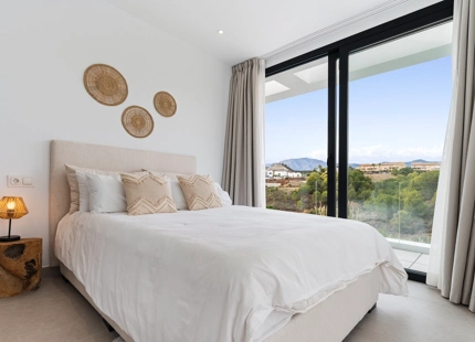 VILLA MODERNA DE GOLF EN PRIMERA LÍNEA EN VENTA EN ESTEPONA ESTE