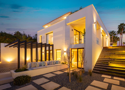 ELEGANTE VILLA EN SEGUNDA LÍNEA DE GOLF EN VENTA EN NUEVA ANDALUCÍA