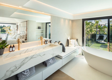 ELEGANTE VILLA EN SEGUNDA LÍNEA DE GOLF EN VENTA EN NUEVA ANDALUCÍA