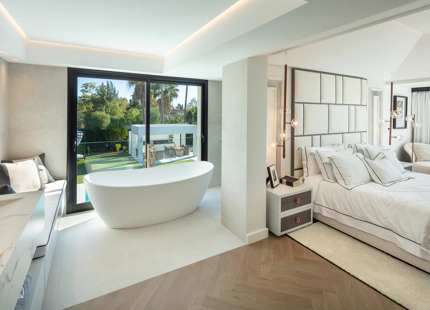 ELEGANTE VILLA EN SEGUNDA LÍNEA DE GOLF EN VENTA EN NUEVA ANDALUCÍA
