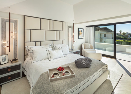 ELEGANTE VILLA EN SEGUNDA LÍNEA DE GOLF EN VENTA EN NUEVA ANDALUCÍA