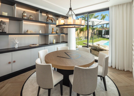 ELEGANTE VILLA EN SEGUNDA LÍNEA DE GOLF EN VENTA EN NUEVA ANDALUCÍA