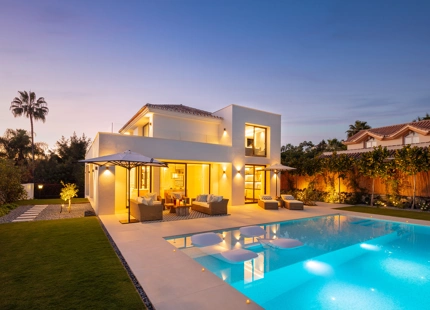 ELEGANTE VILLA EN SEGUNDA LÍNEA DE GOLF EN VENTA EN NUEVA ANDALUCÍA