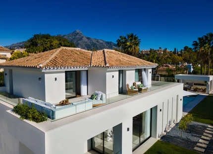 ELEGANTE VILLA EN SEGUNDA LÍNEA DE GOLF EN VENTA EN NUEVA ANDALUCÍA