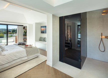 ELEGANTE VILLA EN SEGUNDA LÍNEA DE GOLF EN VENTA EN NUEVA ANDALUCÍA