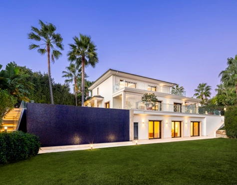 FRONTLINE GOLF VILLA FOR SALE IN NUEVA ANDALUCIA, MARBELLA 