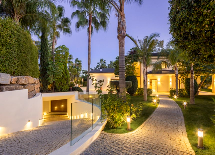 VILLA DE GOLF EN PRIMERA LÍNEA EN VENTA EN NUEVA ANDALUCÍA, MARBELLA
