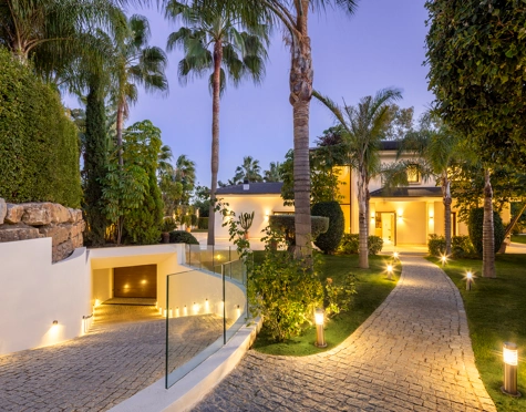 Villa en venta en Nueva Andalucia, Marbella