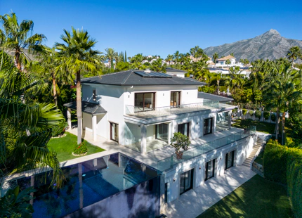VILLA DE GOLF EN PRIMERA LÍNEA EN VENTA EN NUEVA ANDALUCÍA, MARBELLA