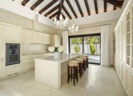 VILLA DE GOLF EN PRIMERA LÍNEA EN VENTA EN NUEVA ANDALUCÍA, MARBELLA