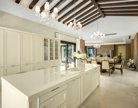 Villa en venta en Nueva Andalucia, Marbella