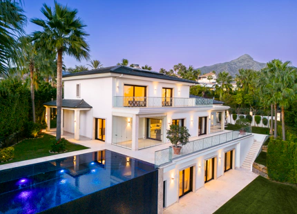 VILLA DE GOLF EN PRIMERA LÍNEA EN VENTA EN NUEVA ANDALUCÍA, MARBELLA