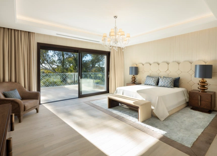 VILLA DE GOLF EN PRIMERA LÍNEA EN VENTA EN NUEVA ANDALUCÍA, MARBELLA