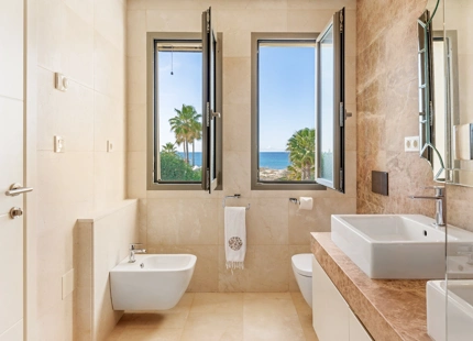 EXQUISITA VILLA EN PRIMERA LÍNEA DE PLAYA EN VENTA EN MARBELLA ESTE