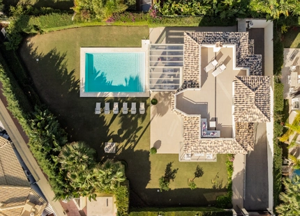 EXQUISITA VILLA EN PRIMERA LÍNEA DE PLAYA EN VENTA EN MARBELLA ESTE