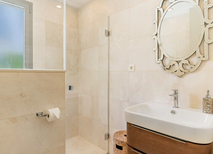 EXQUISITA VILLA EN PRIMERA LÍNEA DE PLAYA EN VENTA EN MARBELLA ESTE