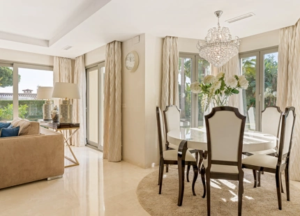 EXQUISITA VILLA EN PRIMERA LÍNEA DE PLAYA EN VENTA EN MARBELLA ESTE