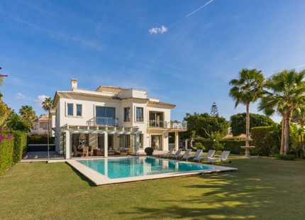 EXQUISITA VILLA EN PRIMERA LÍNEA DE PLAYA EN VENTA EN MARBELLA ESTE