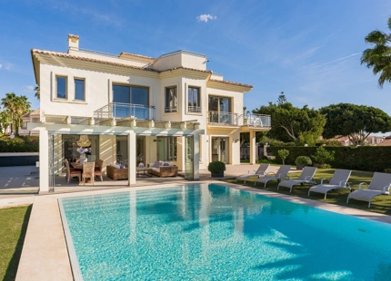 EXQUISITA VILLA EN PRIMERA LÍNEA DE PLAYA EN VENTA EN MARBELLA ESTE