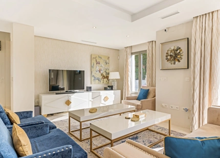 EXQUISITA VILLA EN PRIMERA LÍNEA DE PLAYA EN VENTA EN MARBELLA ESTE