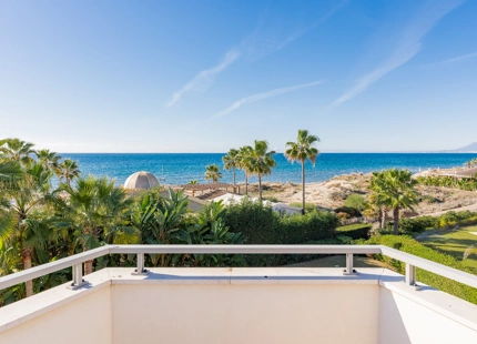 EXQUISITA VILLA EN PRIMERA LÍNEA DE PLAYA EN VENTA EN MARBELLA ESTE