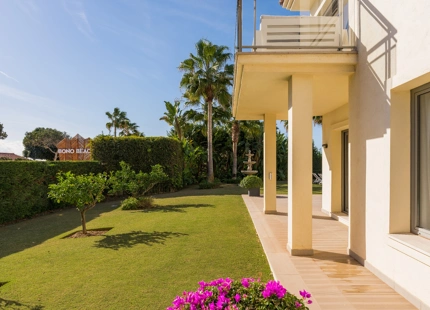 EXQUISITA VILLA EN PRIMERA LÍNEA DE PLAYA EN VENTA EN MARBELLA ESTE