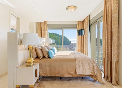 EXQUISITA VILLA EN PRIMERA LÍNEA DE PLAYA EN VENTA EN MARBELLA ESTE