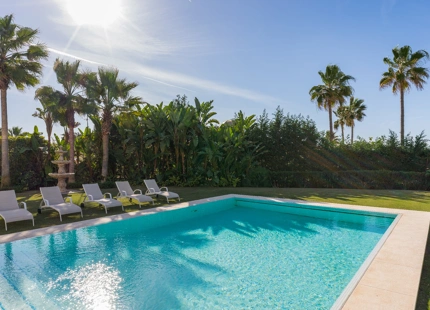 EXQUISITA VILLA EN PRIMERA LÍNEA DE PLAYA EN VENTA EN MARBELLA ESTE