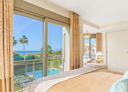 EXQUISITA VILLA EN PRIMERA LÍNEA DE PLAYA EN VENTA EN MARBELLA ESTE
