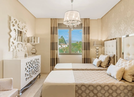 EXQUISITA VILLA EN PRIMERA LÍNEA DE PLAYA EN VENTA EN MARBELLA ESTE