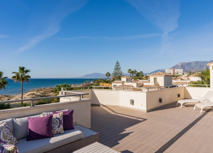 EXQUISITA VILLA EN PRIMERA LÍNEA DE PLAYA EN VENTA EN MARBELLA ESTE