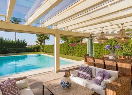 EXQUISITA VILLA EN PRIMERA LÍNEA DE PLAYA EN VENTA EN MARBELLA ESTE