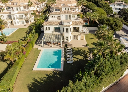 EXQUISITA VILLA EN PRIMERA LÍNEA DE PLAYA EN VENTA EN MARBELLA ESTE